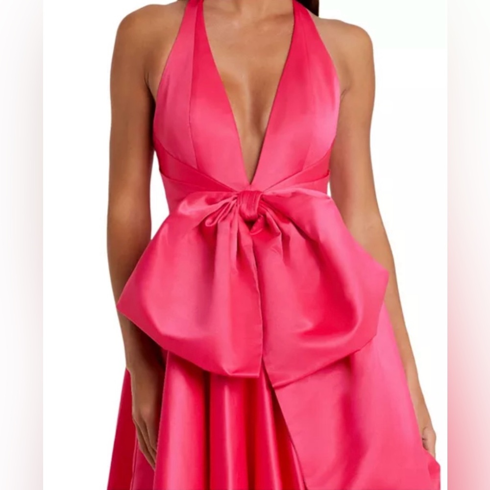 MAC DUGGAL
Pink Deep V Satin Ballgown with Oversized Bow Size 0 NWOT - Picture 3 of 3